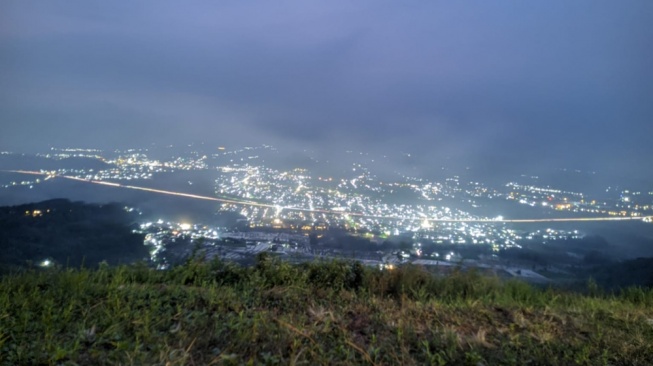 Menikmati City Light yang Menembus Polusi di Paralayang Bukit Sempu Pasuruan