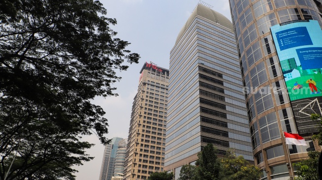 Suasana gedung-gedung bertingkat di Jakarta, Kamis (31/8/2023). [Suara.com/Alfian Winanto]