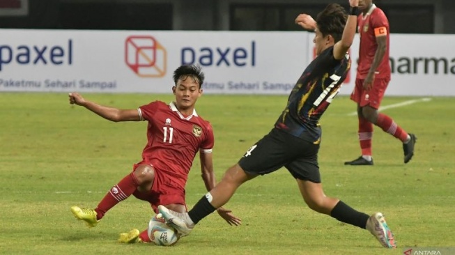 Pesepak bola Timnas Korea Selatan U-17 Yoon Doyong (kanan) dihadang pesepak bola Timnas Indonesia U-17 Riski Afrisal (kiri) pada pertandingan persahabatan di Stadion Patriot Chandrabhaga, Bekasi, Jawa Barat, Rabu (30/8/2023).Timnas Indonesia U-17 kalah dari Timnas Korea Selatan U-17 dengan skor 0-1. ANTARA FOTO/Fakhri Hermansyah/nym.