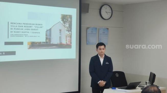 Randy Martin saat sidang skripsi di kampusnya kawasan Sunter, Jakarta Utara pada Rabu (30/8/2023) [Suara.com/Rena Pangesti]