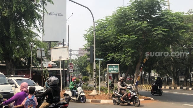 Balho Anies-AHY yang awalnya terpasang kini sudah dicopot di Jalan Panjang Kebon Jeruk Jakarta Barat, pada Jumat (1/9/2023). (Suara.com/Faqih)