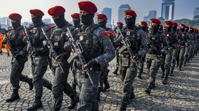 Anggota Densus 88 melakukan defile saat Apel Gelar Pasukan dalam rangka Pengamanan KTT ke-43 ASEAN di kawasan Monas, Jakarta, Jumat (1/9/2023). [ANTARA FOTO/Muhammad Adimaja].