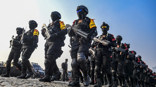 Anggota Korps Brimob Polri melakukan defile saat Apel Gelar Pasukan dalam rangka Pengamanan KTT ke-43 ASEAN di kawasan Monas, Jakarta, Jumat (1/9/2023). [ANTARA FOTO/Muhammad Adimaja].