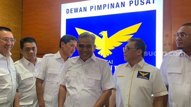 Sekretaris Jenderal Partai Gerindra Ahmad Muzani (tengah) di Kantor DPP Partai Garuda di kawasan Penjernihan, Jakarta Pusat, Jumat (1/9/2023). (Suara.com/Dea)