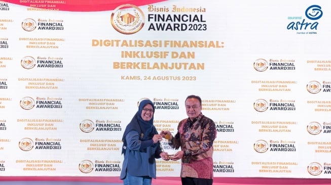 SVP Accounting & Tax Asuransi Astra, Feni Astrini saat menerima penghargaan The Best Performance Insurance dalam kategori asuransi umum dengan asset > Rp3 Triliun pada Bisnis Indonesia Financial Award 2023 (Bisnis Indonesia) [Asuransi Astra].