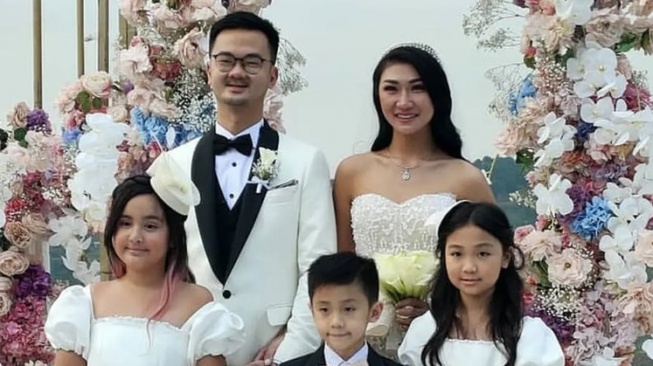 Anak Artis Jadi Flower Girl (Instagram/@niaramadhani_update)