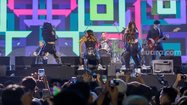 Grup Dangdut Trio Macan tampil di Panggung Synchronize Festival 2023 di Gambir Expo Kemayoran, Jakarta, Jumat (1/9/2023). [Suara.com/Alfian Winanto]