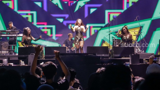 Grup Dangdut Trio Macan tampil di Panggung Synchronize Festival 2023 di Gambir Expo Kemayoran, Jakarta, Jumat (1/9/2023). [Suara.com/Alfian Winanto]