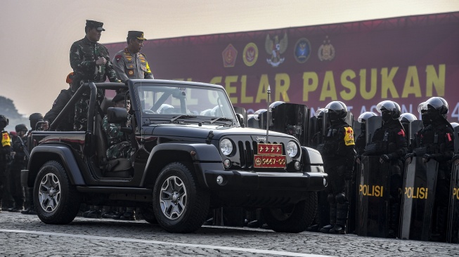 Panglima TNI Laksamana TNI Yudo Margono (kiri) bersama Kapolri Jenderal Pol Listyo Sigit Prabowo (kanan) memeriksa pasukan saat Apel Gelar Pasukan dalam rangka Pengamanan KTT ke-43 ASEAN di kawasan Monas, Jakarta, Jumat (1/9/2023). [ANTARA FOTO/Muhammad Adimaja]