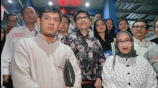 Ipay (mengenakan kemeja hitam berkacamata) didampingi kuasa hukumnya saat melaporkan Ian Kasela di Polda Metro Jaya, Jumat (1/9/2023). [Rena Pangesti/Suara.com]