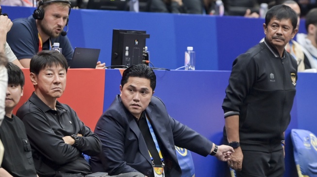 Menteri BUMN Erick Thohir (tengah), Pelatih Timnas Senior dan U-23 Shin Tae-yong (kiri), Pelatih Timnas Indonesia U-20 Indra Sjafri (kanan) menonton pertandingan Timnas Latvia melawan Timnas Kanada dalam laga babak fase grup FIBA World Cup 2023 di Indonesia Arena, Gelora Bung Karno, Jakarta, Selasa (29/8/2023). ANTARA FOTO/Galih Pradipta/tom. 