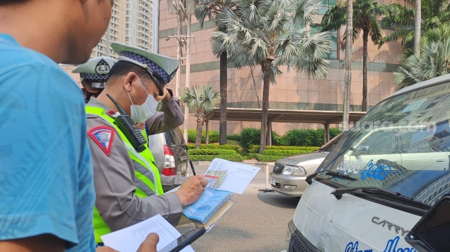 Ratusan Kendaraan Terjaring Razia, 2 Mobil Pelat Merah di Jakbar Tak Lolos Uji Emisi