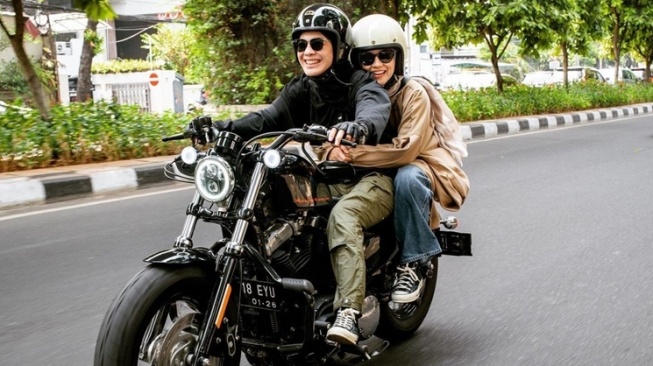 Potret Natasha Rizki Motoran Bareng Dian Ayu (Instagram/@natasharizkynew)