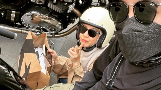 Potret Natasha Rizki Motoran Bareng Dian Ayu (Instagram/@natasharizkynew)