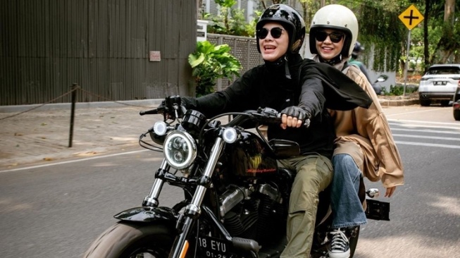 Potret Natasha Rizki Motoran Bareng Dian Ayu (Instagram/@natasharizkynew)