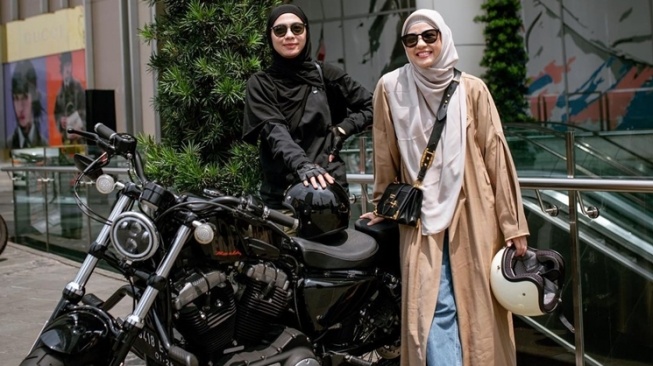 Gaya Berkendaranya Curi Perhatian, Intip 9 Potret Natasha Rizki Motoran Bersama Dian Ayu