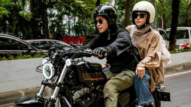 Potret Natasha Rizki Motoran Bareng Dian Ayu (Instagram/@natasharizkynew)