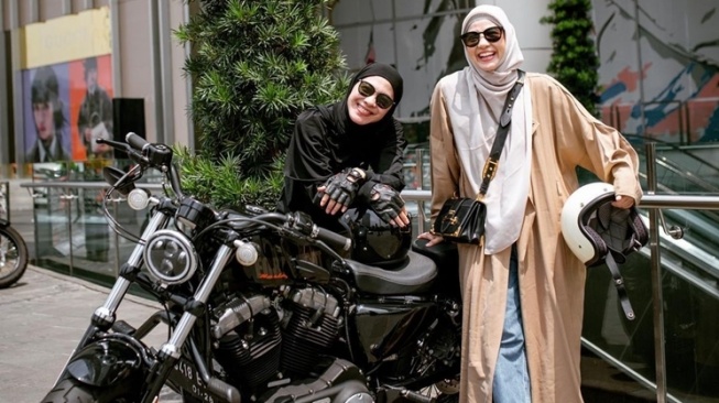 Potret Natasha Rizki Motoran Bareng Dian Ayu (Instagram/@natasharizkynew)