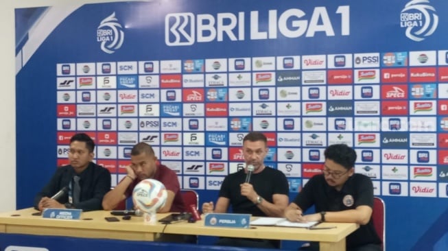 Pelatih Persija Jakarta, Thomas Doll (dua dari kanan) menghadiri sesi konferensi pers pasca menghadapi Persib Bandung dalam pertandingan pekan ke-11 BRI Liga 1 2023-2024 di Stadion Patriot Candrabhaga, Bekasi, Sabtu (2/9/2023) sore WIB. Pertandingan berakhir 1-1. [Suara.com/Mae Harsa]