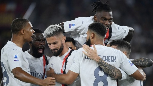 Penyerang AC Milan Olivier Giroud (ketiga dari kiri) merayakan gol yang dicetaknya ke gawang AS Roma pada pertandingan Liga Italia yang dimainkan di Stadion Olimpico, Roma, pada Jumat (1/9/2023). (ANTARA/AFP/FILIPPO MONTEFORTE)