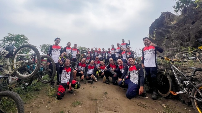 Journalist MTB gowes di trek Sadarehe, kaki Gunung Ciremai, Majalengka. (Foto dok. JMTB)