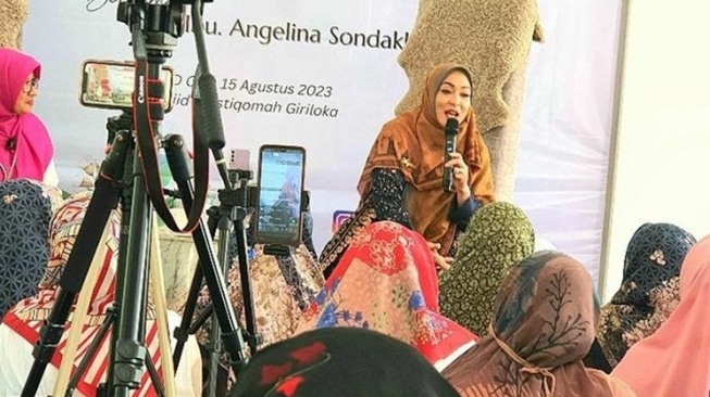 Potret Angelina Sondakh Sebagai Guru Mengaji (Instagram/@angelinasondakh09)