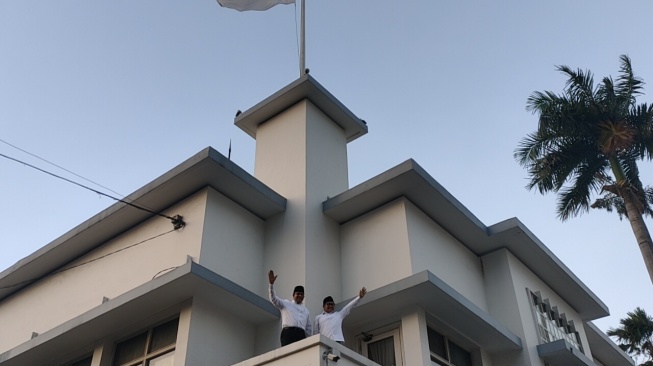 Pasangan Anies Baswedan-Muhaimin Iskandar, berdiri dilokasi tempat penyobekan bendera di Hotel Mojopahit Surabaya. [SuaraJatim/Dimas Angga]