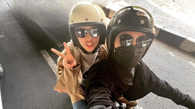 Potret Natasha Rizki Motoran Bareng Dian Ayu (Instagram/@natasharizkynew)