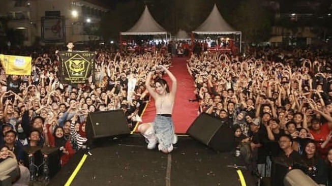 Potret Happy Asmara Konser di Surabaya (Instagram/@happy_asmara77)