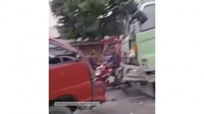 Angkot Tabrak Truk di Deli Serdang, Warganet: Kereta Api Aja Dilaga Apalagi Truk