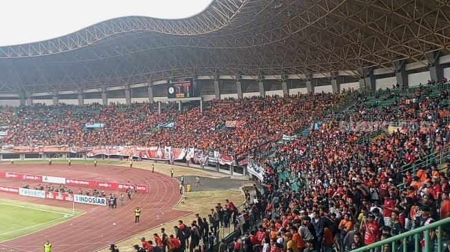 Persija Gagal Kalahkan Persib, Penonton Ngamuk Lempar Botol ke Pemain Macan Kemayoran