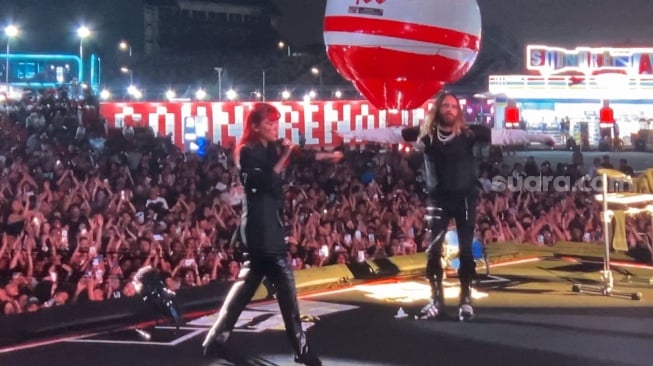 Aksi panggung Thirty Seconds to Mars dan Isyana Sarasvati di panggung Soundrenaline 2023, Sabtu (2/9/2023). [Suara.com/Adiyoga Priyambodo]