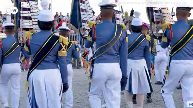 Lewat Drumband, Taruna Akademi Angkatan Laut Bima Suci Pukau Warga Jerman