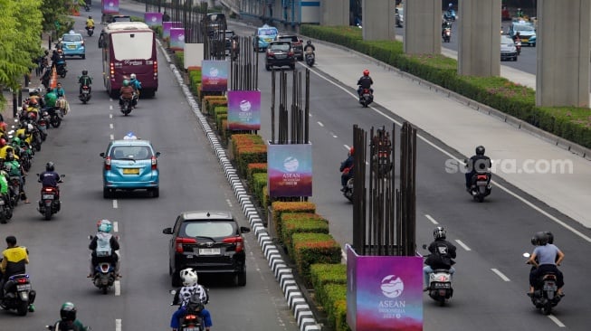 Sejumlah banner KTT ASEAN terpasang pada tiang monorel di kawasan Jalan Rasuna Said, Jakarta, Senin (4/9/2023). [Suara.com/Alfian Winanto]