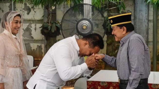 Mantan Panglima TNI Jenderal (Purn) Andika Perkasa saat bersilaturahmi dengan sang mertua, mantan Kepala BIN AM Hendropriyono dalam suasana Hari Raya Idul Fitri 1444H. (Instagram @jenderaltniandikaperkasa)