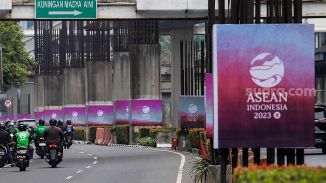 Sejumlah banner KTT ASEAN terpasang pada tiang monorel di kawasan Jalan Rasuna Said, Jakarta, Senin (4/9/2023). [Suara.com/Alfian Winanto]