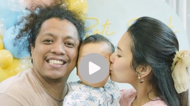 Potret ulang tahun anak Arie Kriting dan Indah Permatasari.(Instagram/@indahpermatas)