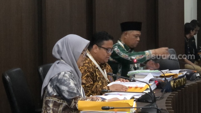 Pihak Bawaslu dalam sidang pemeriksaan yang digelar Dewan Kehormatan Penyelenggara Pemilu (DKPP) pelanggaran Kode Etik Penyelenggara Pemilu (KEPP) Perkara Nomor 106-PKE-DKPP/VIII/2023 di Ruang Sidang DKPP Jakarta, pada Senin (4/9/2023). (Suara.com/Dea)