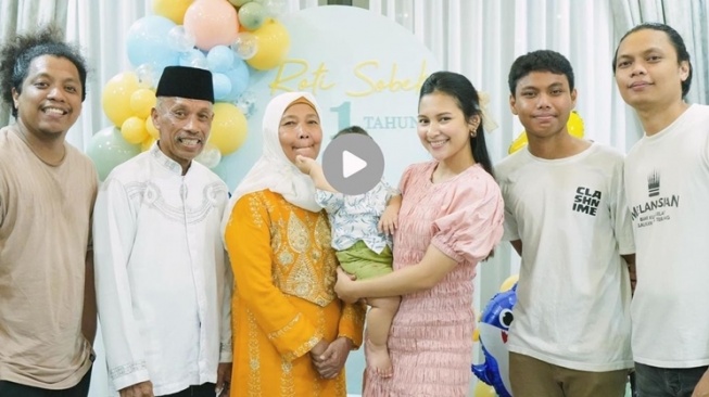 Potret ulang tahun anak Arie Kriting dan Indah Permatasari.(Instagram/@indahpermatas)