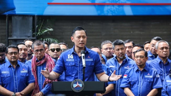 Ketua Umum Partai Demokrat Agus Harimurti Yudhoyono (tengah) didampingi kader partai menyampaikan keterangan kepada wartawan saat konferensi pers di DPP Demokrat, Jakarta, Senin (4/9/2023). [ANTARA FOTO/Asprilla Dwi Adha/nym]