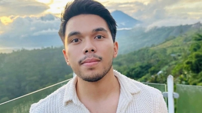 Yalangoch odamlarning mobil telefon videolari Qiz barmogini eshagiga qoydi (video)