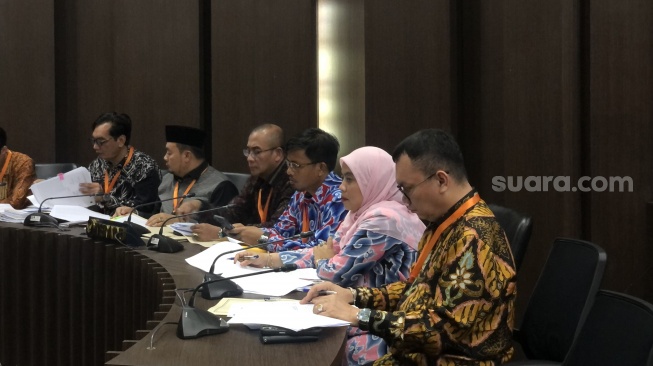 Pihak KPU dalam sidang pemeriksaan yang digelar Dewan Kehormatan Penyelenggara Pemilu (DKPP) pelanggaran Kode Etik Penyelenggara Pemilu (KEPP) Perkara Nomor 106-PKE-DKPP/VIII/2023 di Ruang Sidang DKPP Jakarta, pada Senin (4/9/2023). (Suara.com/Dea)