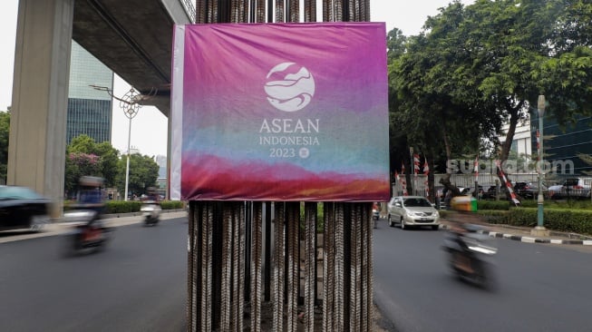 Sejumlah banner KTT ASEAN terpasang pada tiang monorel di kawasan Jalan Rasuna Said, Jakarta, Senin (4/9/2023). [Suara.com/Alfian Winanto]