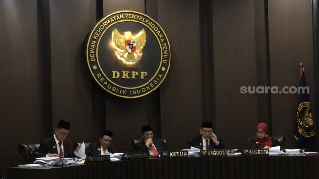 Dewan Kehormatan Penyelenggara Pemilu (DKPP) menggelar sidang pemeriksaan dugaan pelanggaran Kode Etik Penyelenggara Pemilu (KEPP) Perkara Nomor 106-PKE-DKPP/VIII/2023 di Ruang Sidang DKPP Jakarta, pada Senin (4/9/2023). (Suara.com/Dea)