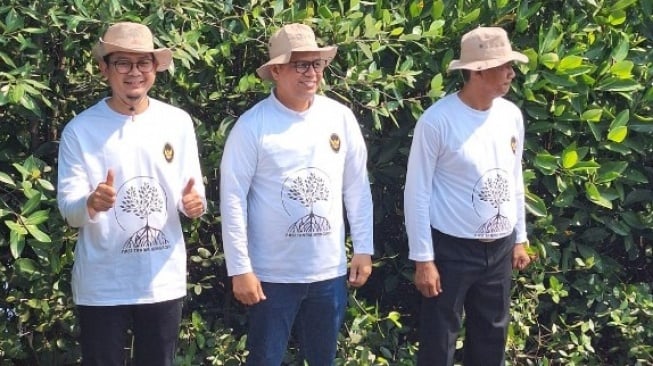 PTBA dalam Aksi Tanam Mangrove #Kerja Bersama Hijaukan Indonesia. (Dok: Bukit Asam)