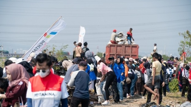 Sebanyak lebih dari 1.300 orang hadir yang terdiri dari siswa sekolah dasar, mahasiswa perguruan tinggi, pengurus bank sampah binaan Dinas Lingkungan Hidup Kota Semarang, komunitas peduli lingkungan, TNI/Polri, serta masyarakat umum.