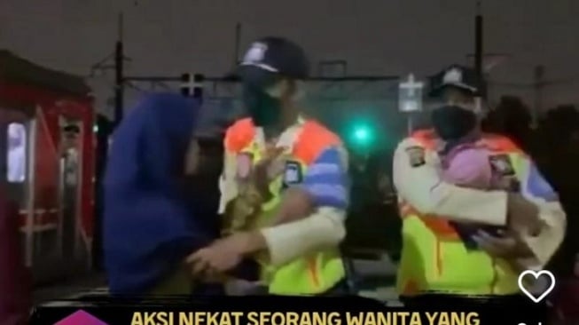 Nyaris Buang Bayinya di Rel Kereta, Ibu Muda Ditangkap Petugas di Stasiun Pasar Minggu