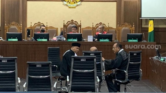 Tensi Darah Naik usai Ngamuk hingga Banting Mikrofon di Sidang, Lukas Enembe Dilarikan ke Rumah Sakit