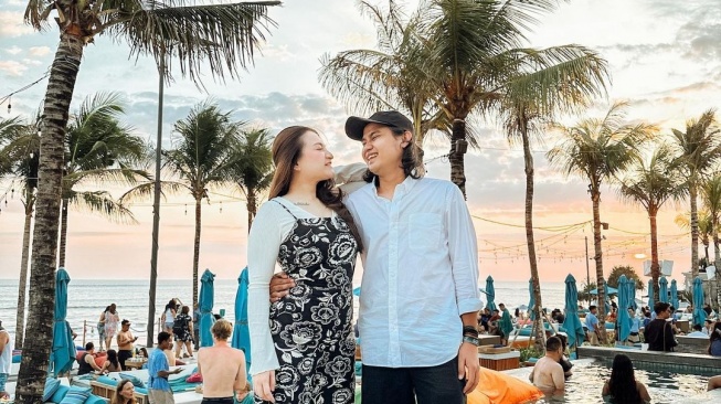 Potret Nathalie Holscher dan Ilham Yogi Liburan di Bali. (Instagram/ilhamyogi)