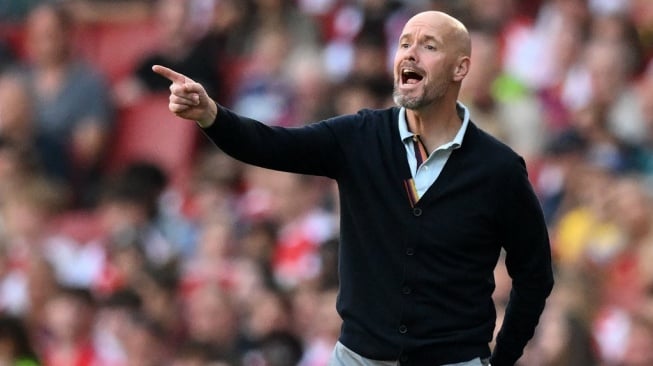 Manajer Manchester United, Erik ten Hag memberikan instruksi pada laga Liga Inggris kontra Arsenal di Stadion Emirates, London, Minggu (3/9) malam WIB. [GLYN KIRK / AFP]